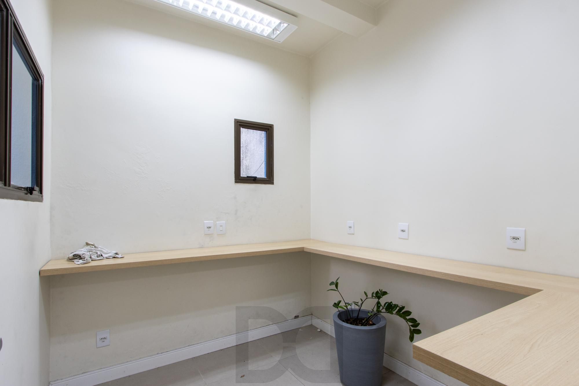 Casa Comercial 2 pisos - Excelente localização e Grande Visibilidade no Bairro Menino Deus - Ideal p/ Clínicas, escolas ou escritórios. — foto 23