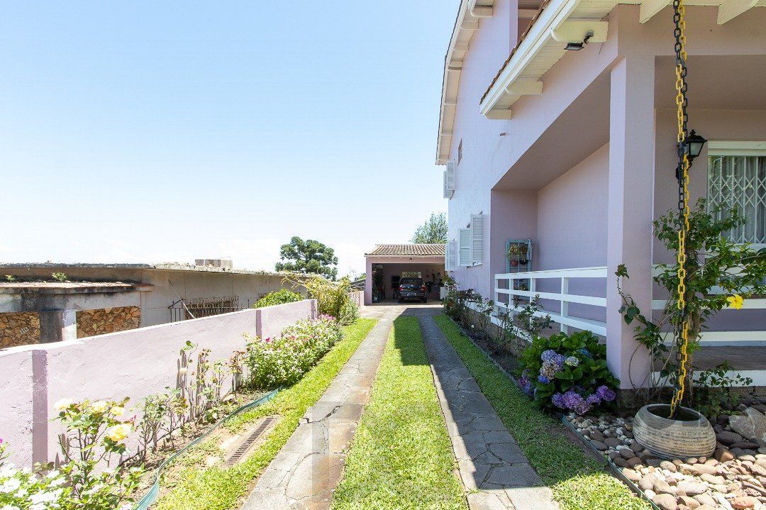 Casa com 4 quartos, suíte, churrasqueira, lareira, garagem coberta e lindo jardim. — foto 53