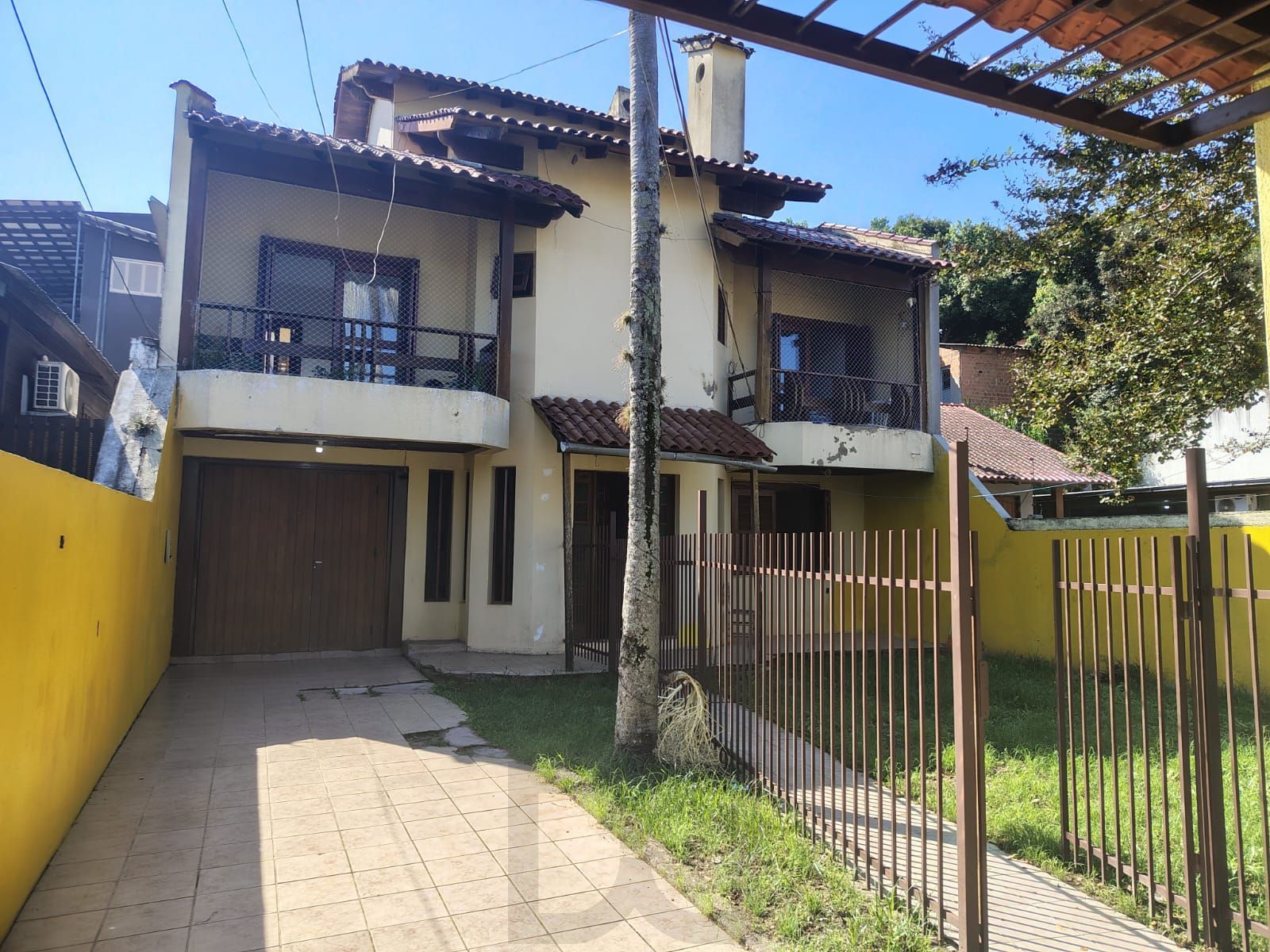 Casa de 4 dormitórios, 1 suíte e 4 vagas de garagem no bairro Cavalhada. — foto 1