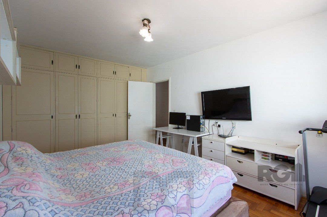 Casa térrea, com 3 dormitórios, 1 suíte, no bairro Ipanema. — foto 21