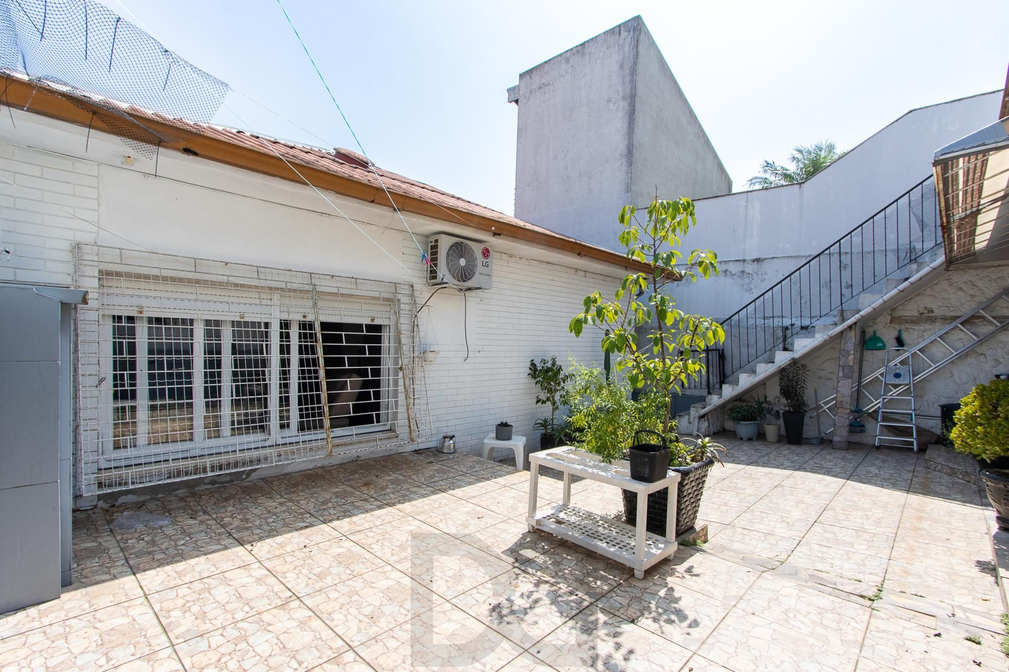 Linda casa totalmente reformada, 3 quartos (1 suite), 2 vagas cobertas - Bairro Nonoai — foto 44