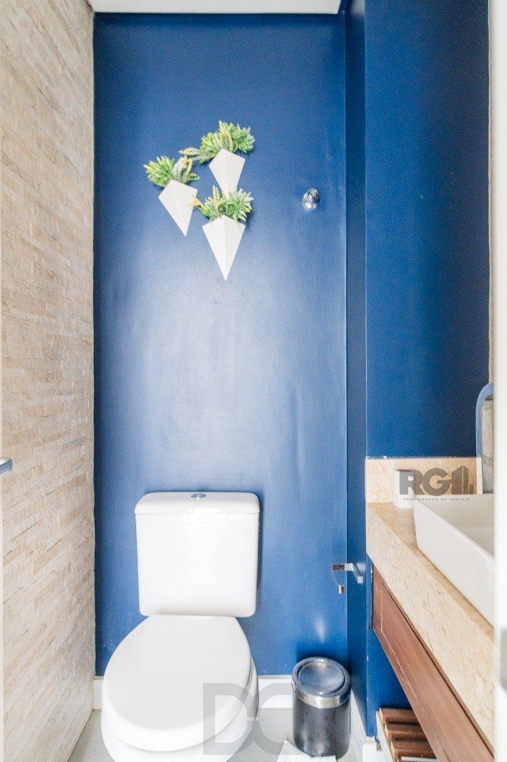 Casa impecável e mobiliada, com 3 niveis, possui 3 dormitórios sendo 1 suíte, 4 banheiros. — foto 17