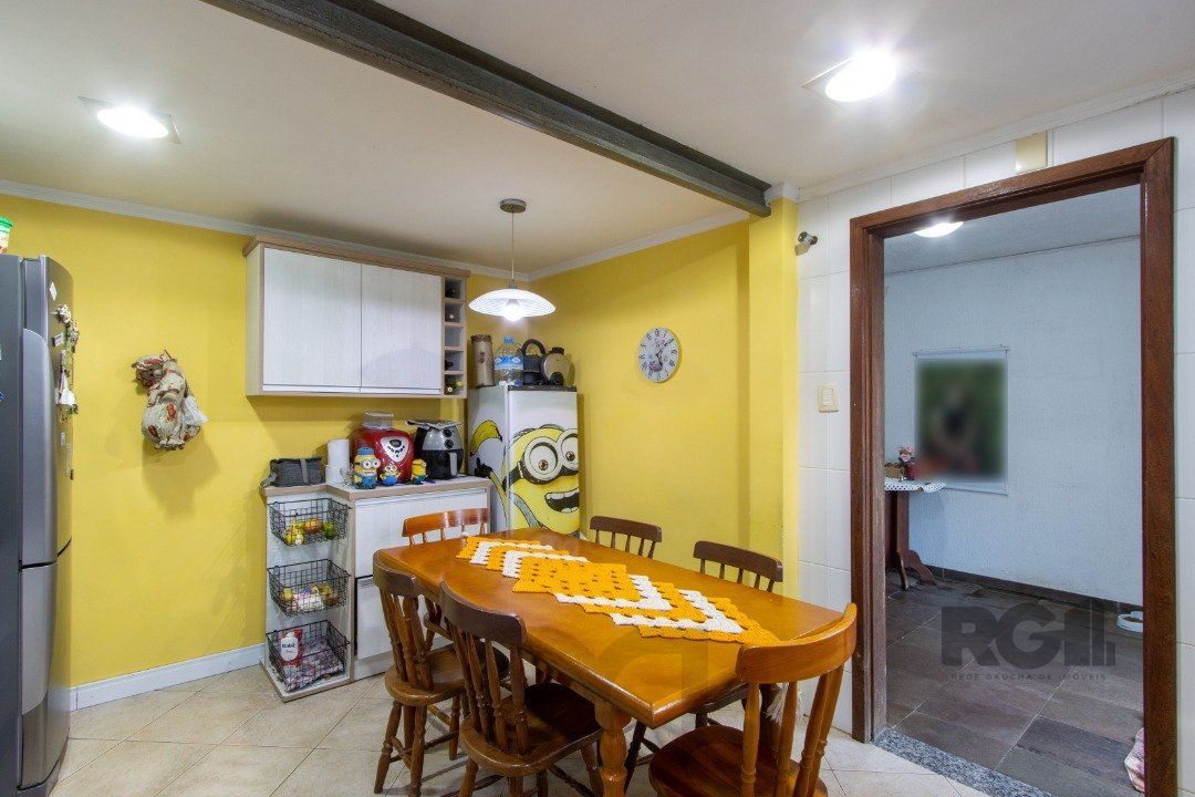 Casa no bairro Cristal, Possui 4 dormitórios, sendo 1suíte, closet e banheira de hidromassagem, com possibilidade de um podendo 1 dormitórios extra. — foto 17