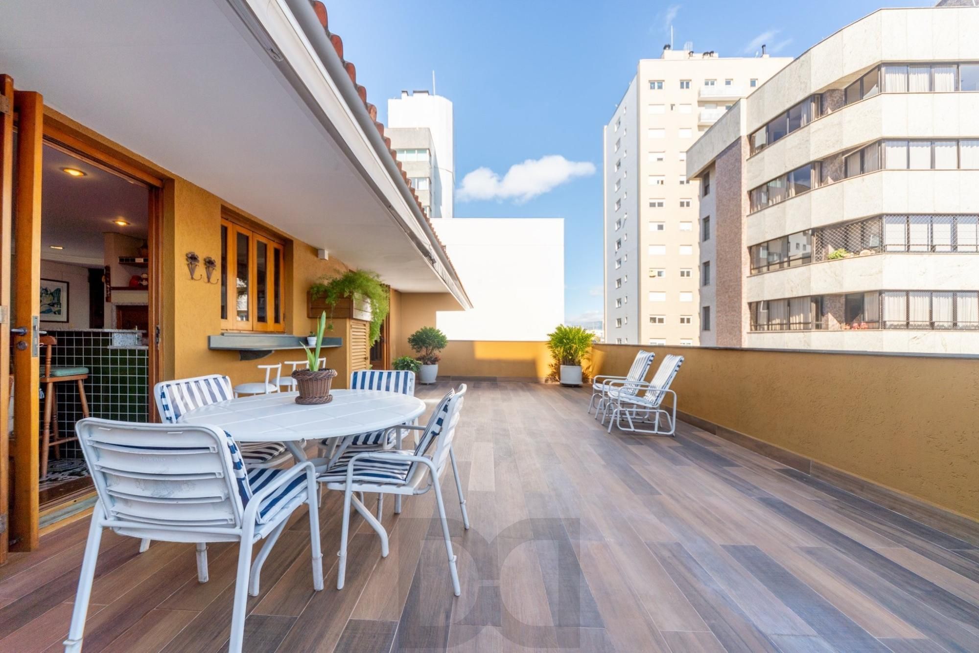 Cobertura com 206m², 3 dorm, Petrópolis e 2 vagas — foto 1