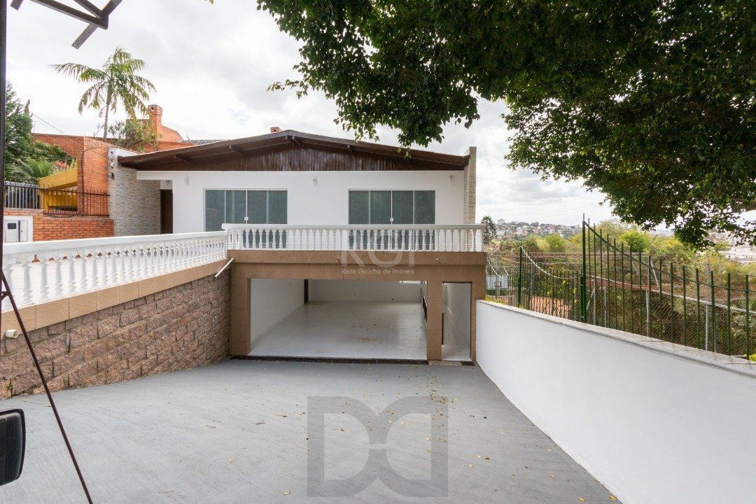 Casa para Venda - 454.7m², 5 dormitórios, sendo 1 suites, 8 vagas - Teresópolis — foto 2