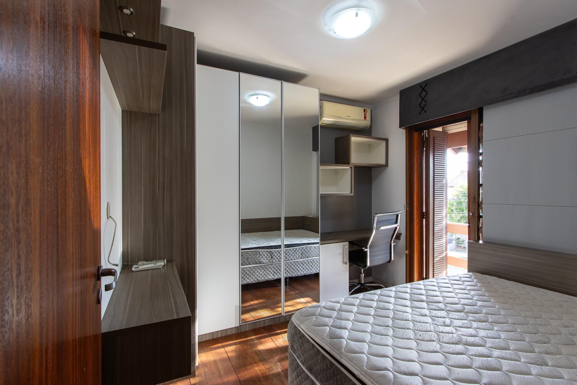 Excelente casa de 3 dormitórios, 1 suíte, pátio, piscina e vaga para 2 carros cobertas. — foto 28
