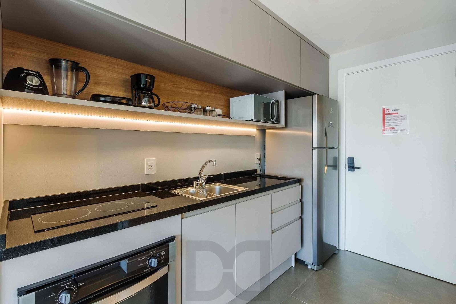 Studio de alto padrão construtivo mobiliado no bairro Moinhos de Vento, planta de 24,25 m² privativos com porcelanato, forro em gesso e aberturas em alumínio com vidros duplos. — foto 5