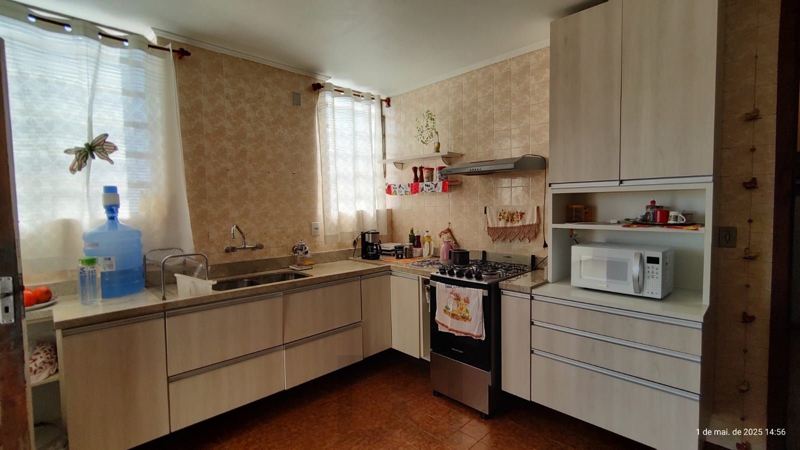 Apartamento de 4 dormitórios, 2 suítes, sacada, living para 2 ambientes bem amplo. — foto 6
