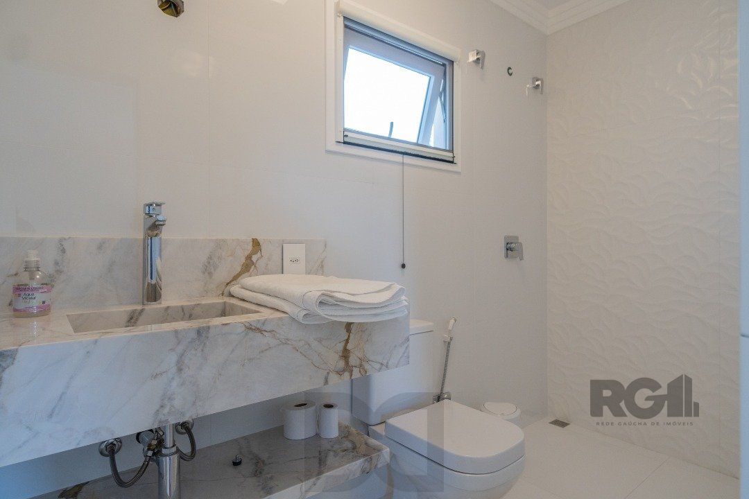Casa semimobiliada e possui 3 suítes (sendo 1 delas master com closet e hidro) — foto 21
