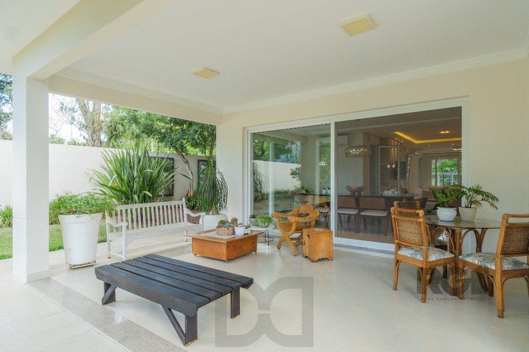 Casa semimobiliada e possui 3 suítes (sendo 1 delas master com closet e hidro) — foto 52