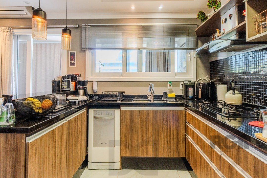 Casa de Condomínio com Arquitetura Exclusiva e Ambientes Sofisticados — foto 11