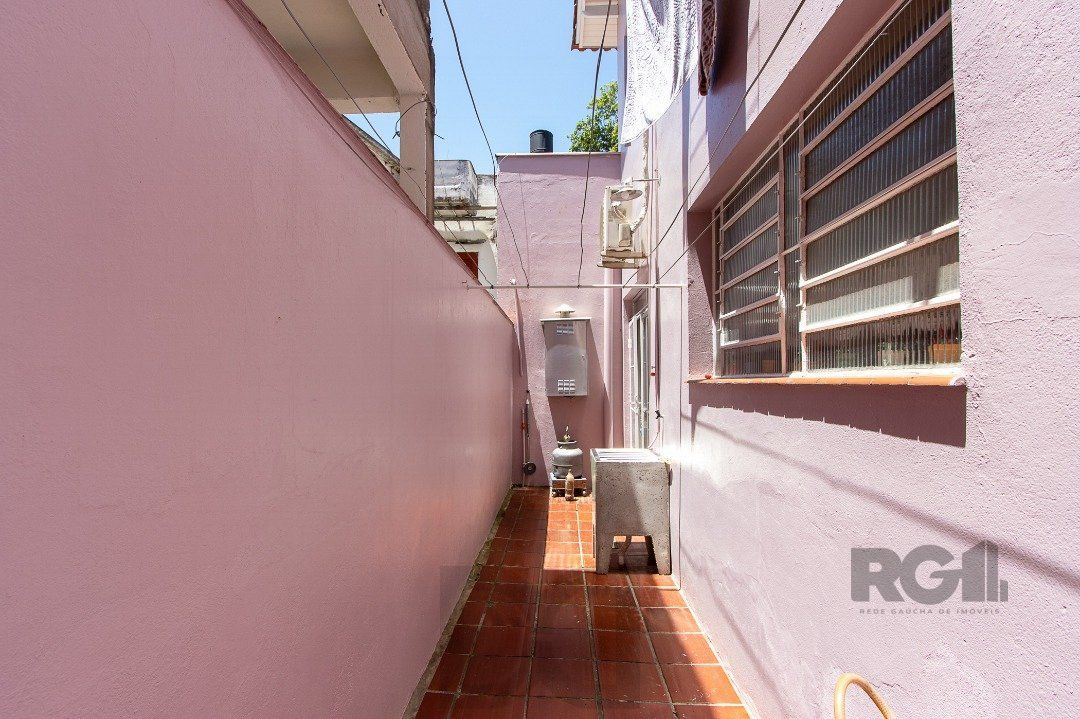 Casa com 4 quartos, suíte, churrasqueira, lareira, garagem coberta e lindo jardim. — foto 17