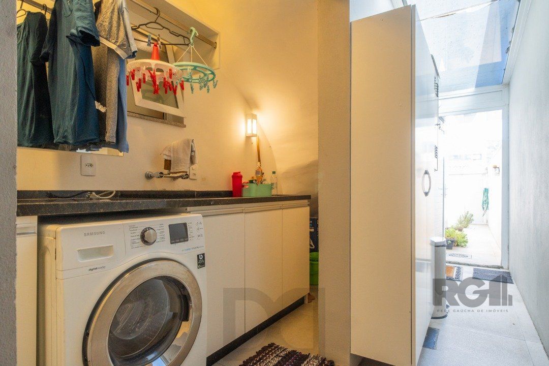 Casa de Condomínio com Arquitetura Exclusiva e Ambientes Sofisticados — foto 19