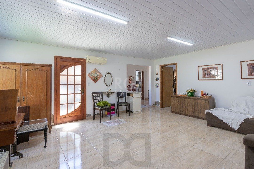 Casa para Venda - 370m², 4 dormitórios, sendo 1 suites, 6 vagas - Lomba do Pinheiro — foto 4