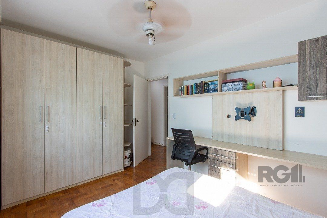 Casa térrea, com 3 dormitórios, 1 suíte, no bairro Ipanema. — foto 15