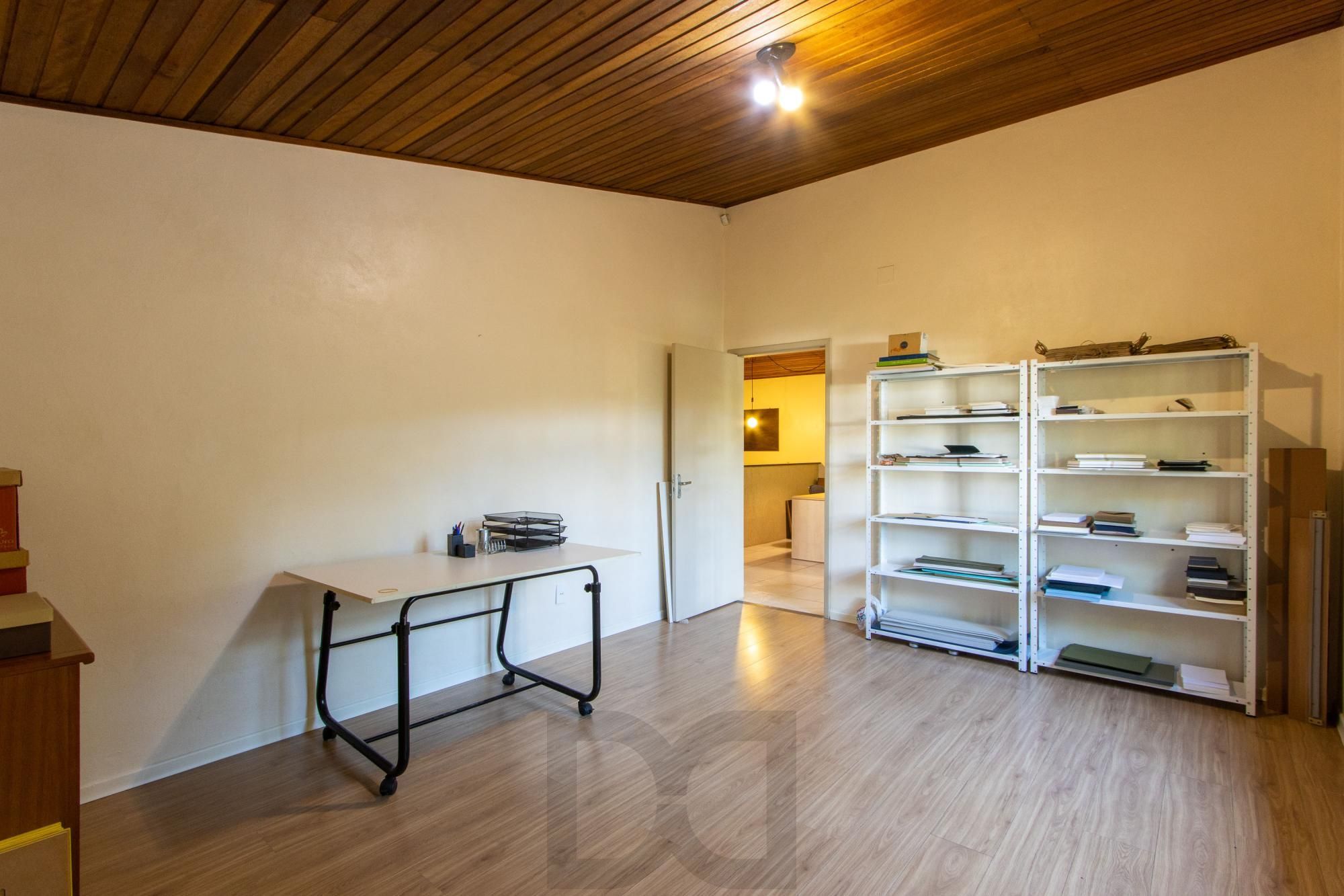 Casa de Alvenaria, possui 3 dormitórios, uma suíte, hall de entrada, lavabo, living com lareira, cozinha ampla com armários, área gourmet com churrasqueira, corredor, pátio e 4 vagas de garagem, uma construção em anexo que possui hall de entrada, lavabo, living, cozinha, escritório, banheiro social — foto 52