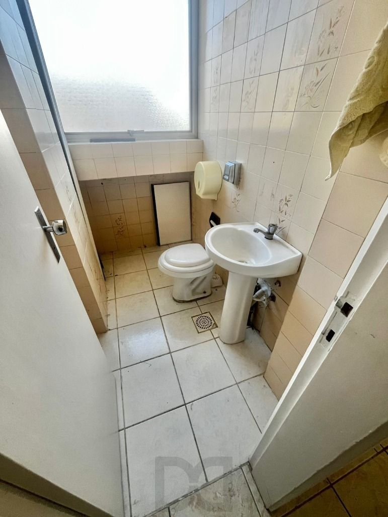 Sala com vaga de garagem, prédio com elevador — foto 13