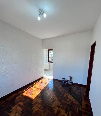 Apto de 02 dorm, sala, banho, cozinha, todo reformado, piso parquet, 01 vaga — foto 5