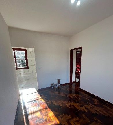 Apto de 02 dorm, sala, banho, cozinha, todo reformado, piso parquet, 01 vaga — foto 6