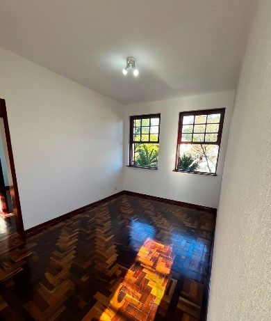 Apto de 02 dorm, sala, banho, cozinha, todo reformado, piso parquet, 01 vaga — foto 3