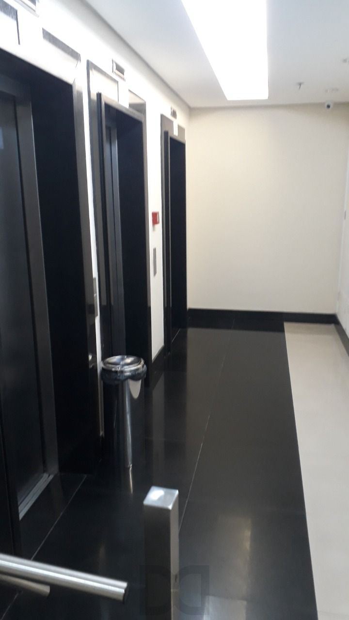Sala de alto padrão, 52 m², vaga de garagem, Bairro Passo da Areia, mobiliada — foto 9
