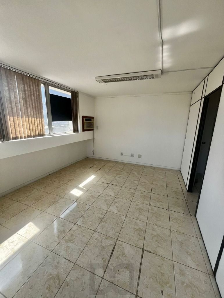 Sala com vaga de garagem, prédio com elevador — foto 5
