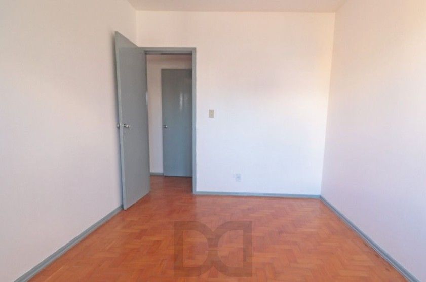 Apto 02 dorm e 01 vaga, sala, coz, dep emp, frente, 77 m2, Bairro Passo da Areia — foto 12