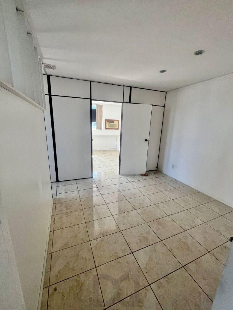 Sala com vaga de garagem, prédio com elevador — foto 12