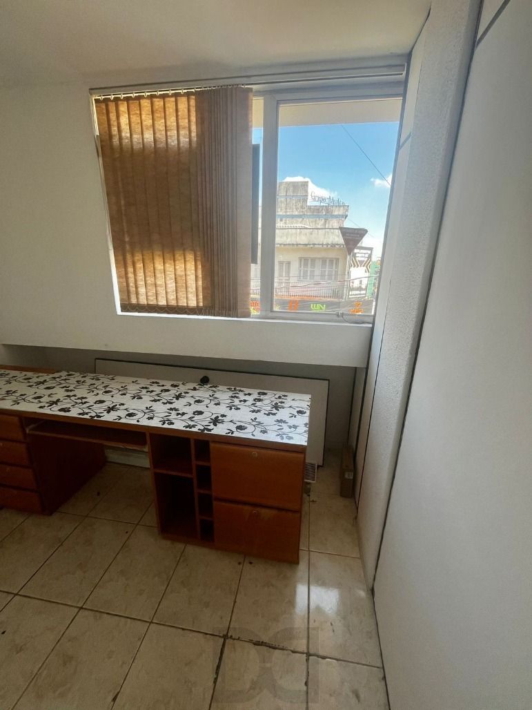 Sala com vaga de garagem, prédio com elevador — foto 9