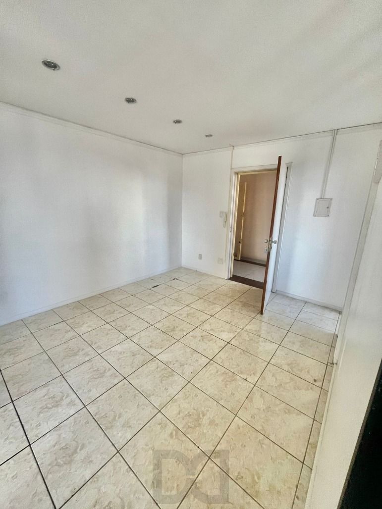 Sala com vaga de garagem, prédio com elevador — foto 10