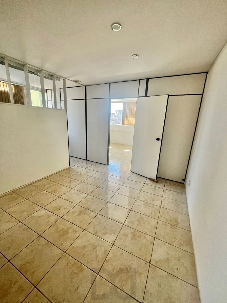 Sala com vaga de garagem, prédio com elevador — foto 11