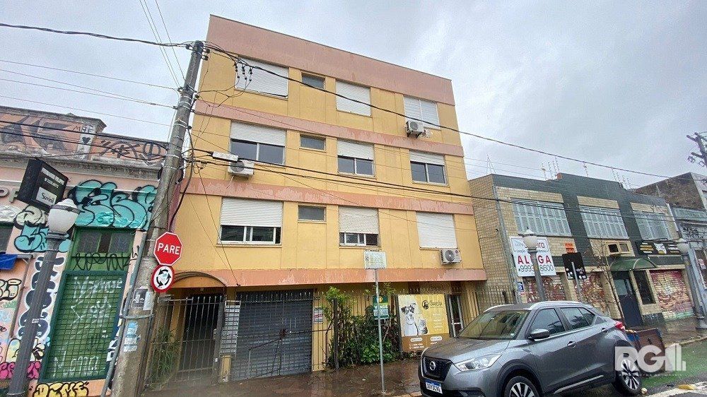 APARTAMENTO DE 2 DORMITÓRIOS, BANHEIRO SOCIAL E LAVABO AUXILIAR NA CIDADE BAIXA. — foto 1