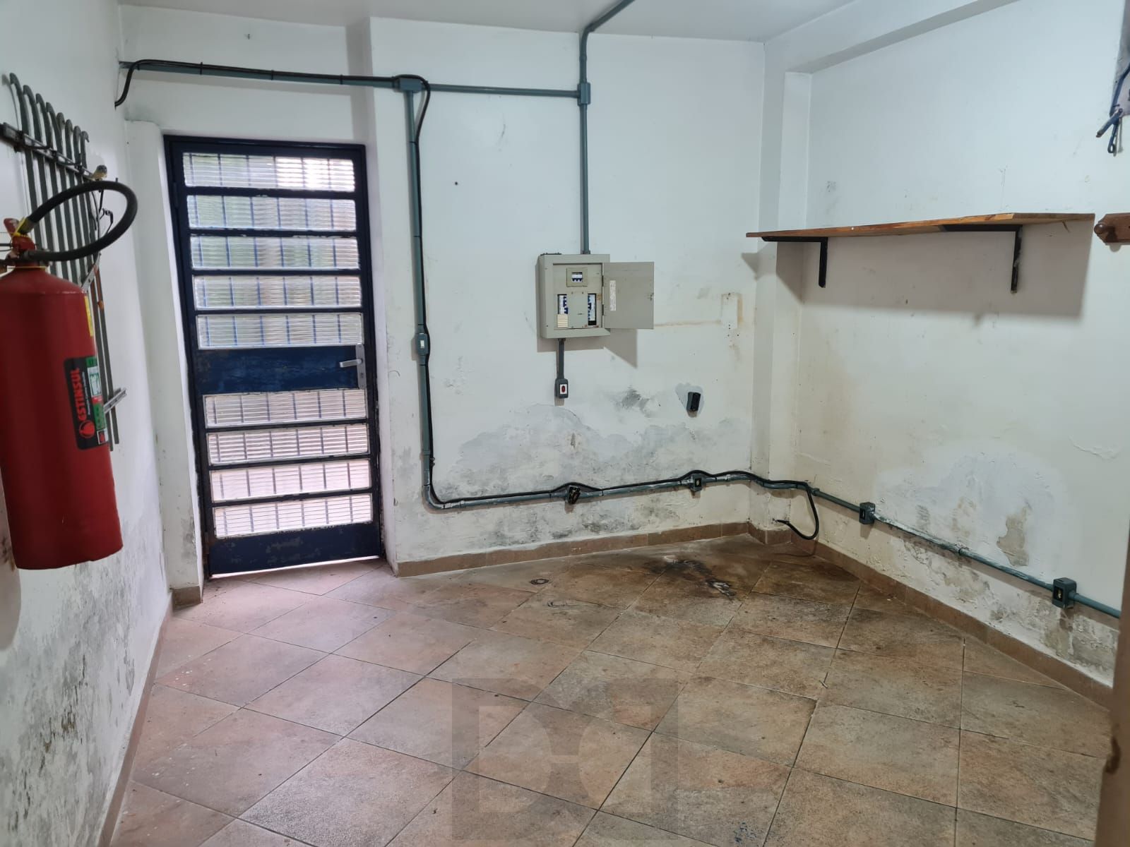 Espaço amplo, banheiros e garagem no Bairro Floresta — foto 4