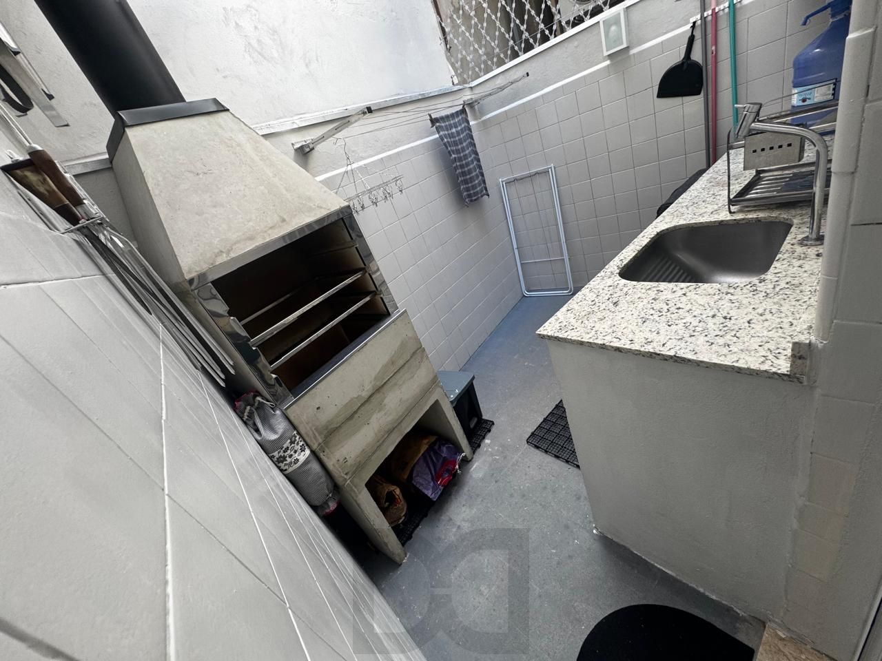 Apartamento de 2 Dormitórios totalmente reformado com churrasqueira — foto 10