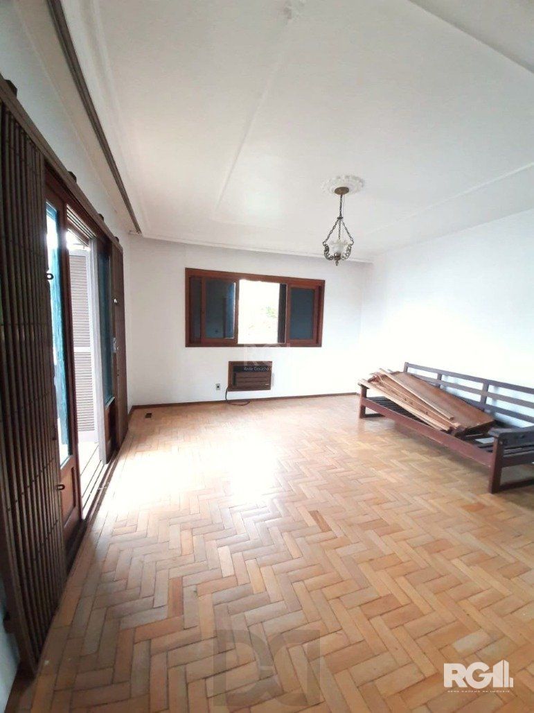 Casa com 351,60m2 de área construída em propriedade de 743m2 no Bairro Jardim Carvalho. — foto 18