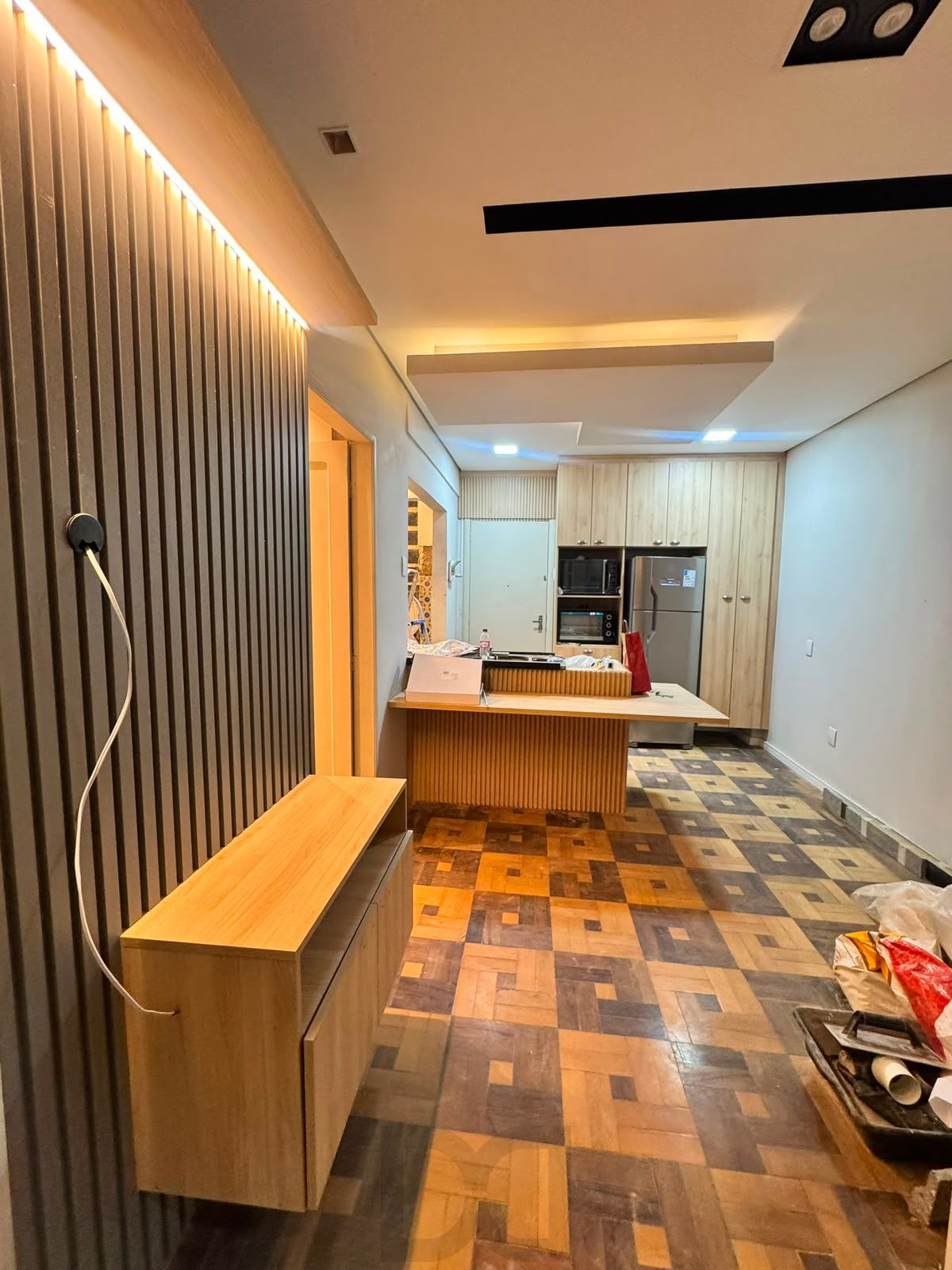 sala-com-painel-para-vt-e estante