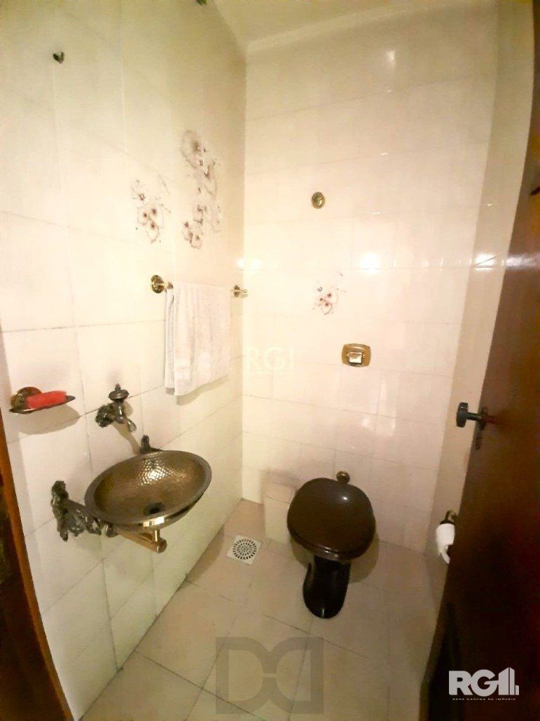 Casa com 351,60m2 de área construída em propriedade de 743m2 no Bairro Jardim Carvalho. — foto 15