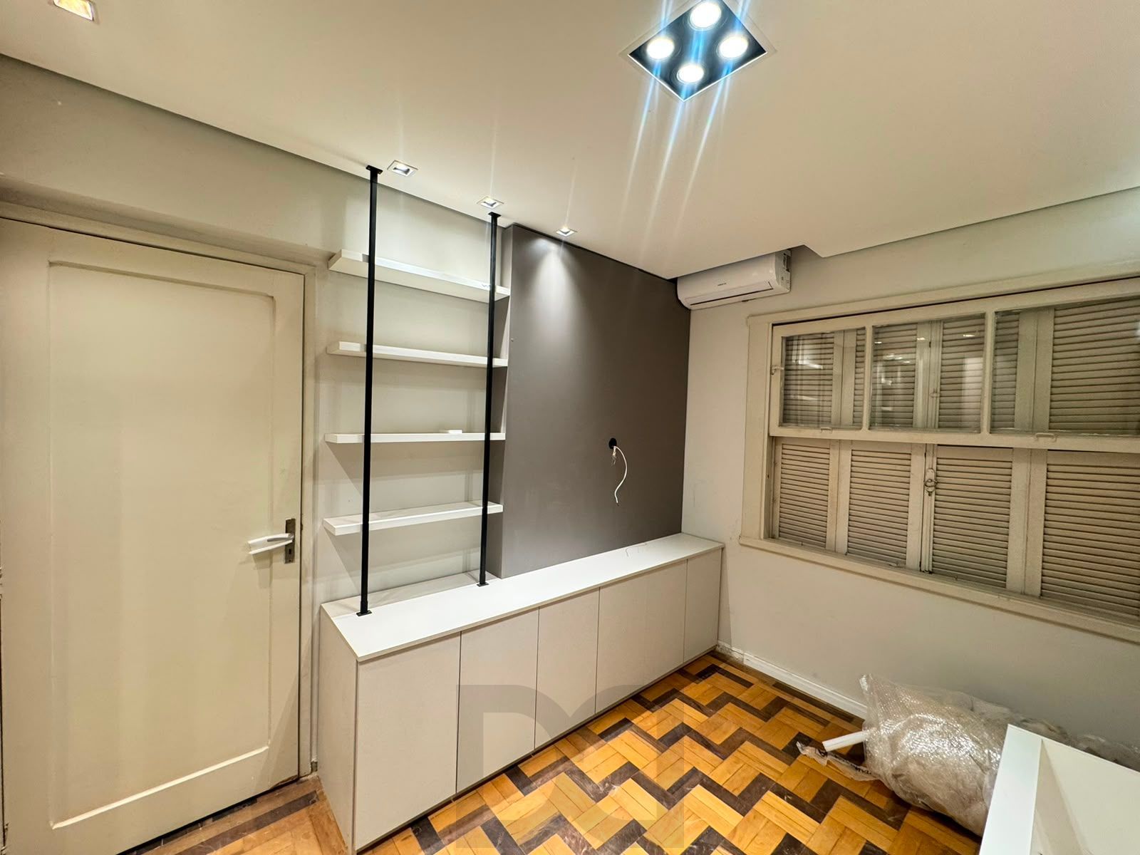 quarto-com-estante-e-painel-tv