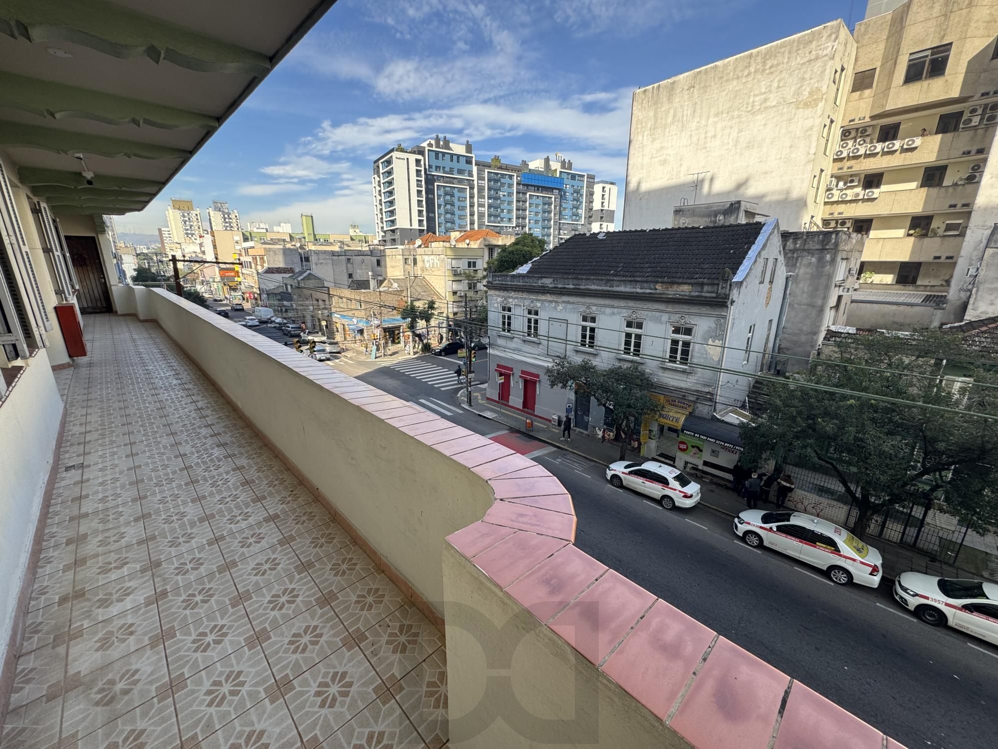 Apartamento de 2 Dormitórios com Elevador na Cidade Baixa — foto 2