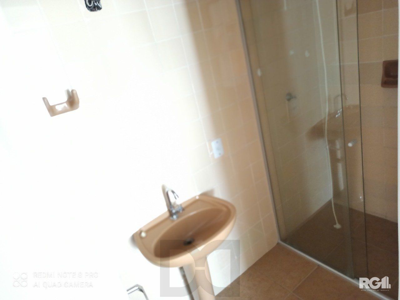 Apartamento de 2 dormitórios, banheiro social, sala, cozinha e área de serviço integrada. — foto 4