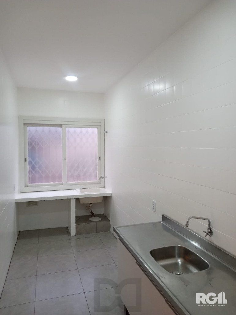 Apartamento Térreo Reformado com 2 Dormitórios no Menino Deus — foto 11