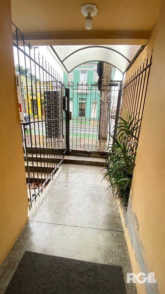 APARTAMENTO DE 2 DORMITÓRIOS, BANHEIRO SOCIAL E LAVABO AUXILIAR NA CIDADE BAIXA. — foto 2