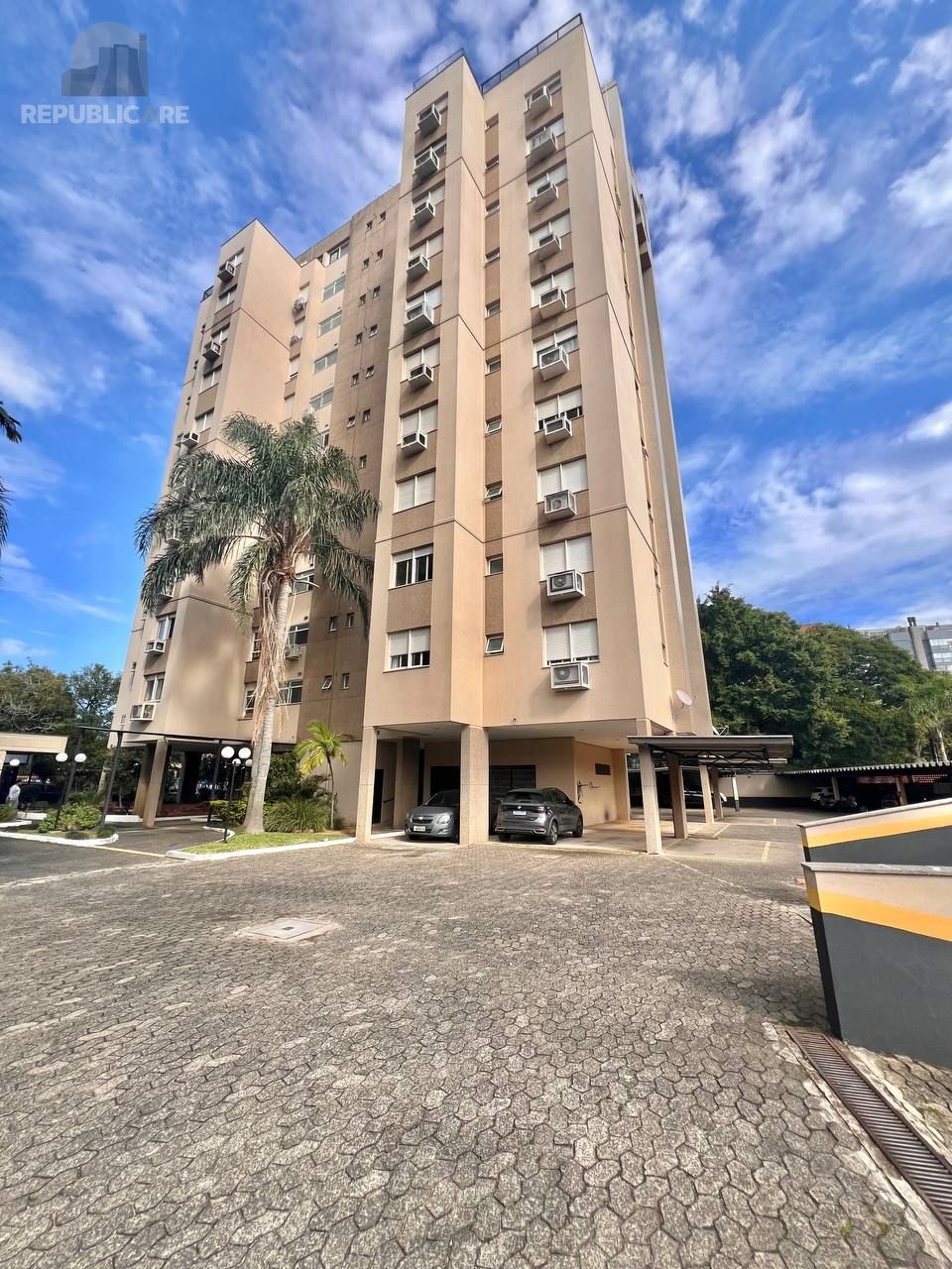 Cobertura de 3 Dormitórios com Suíte e Terraço em Porto Alegre — foto 2