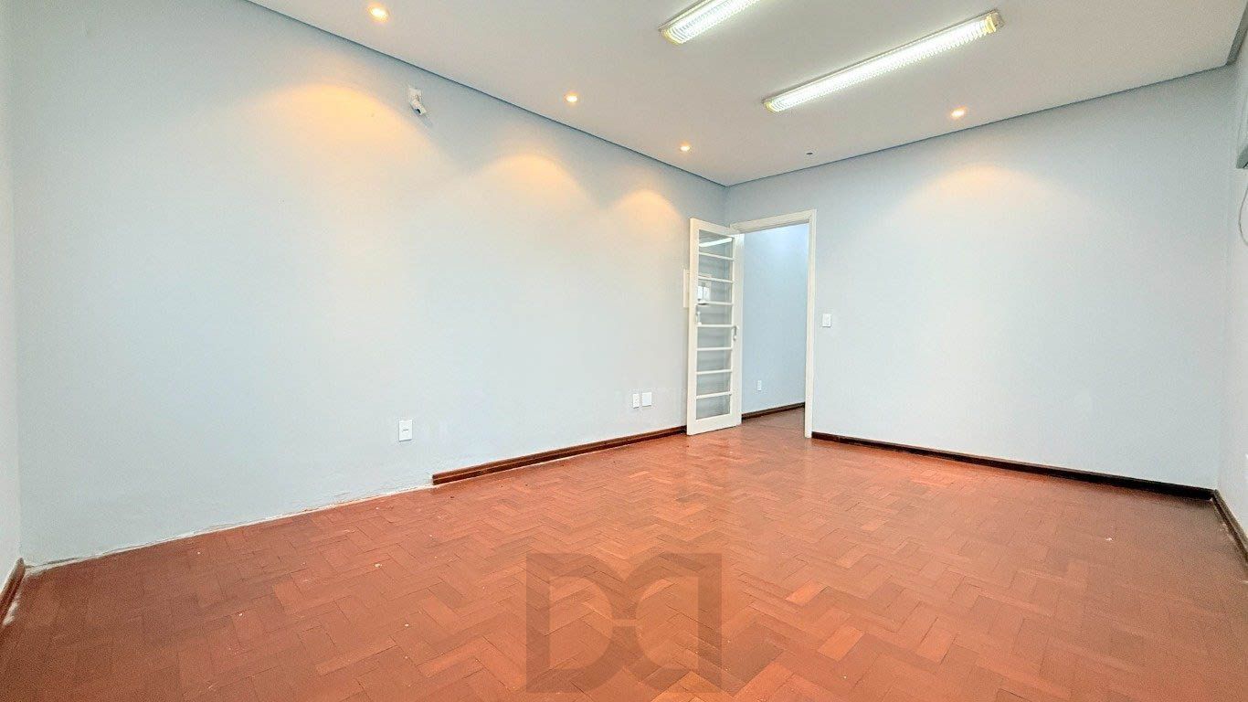 sala-ampla-iluminação-natural-bem ventilada