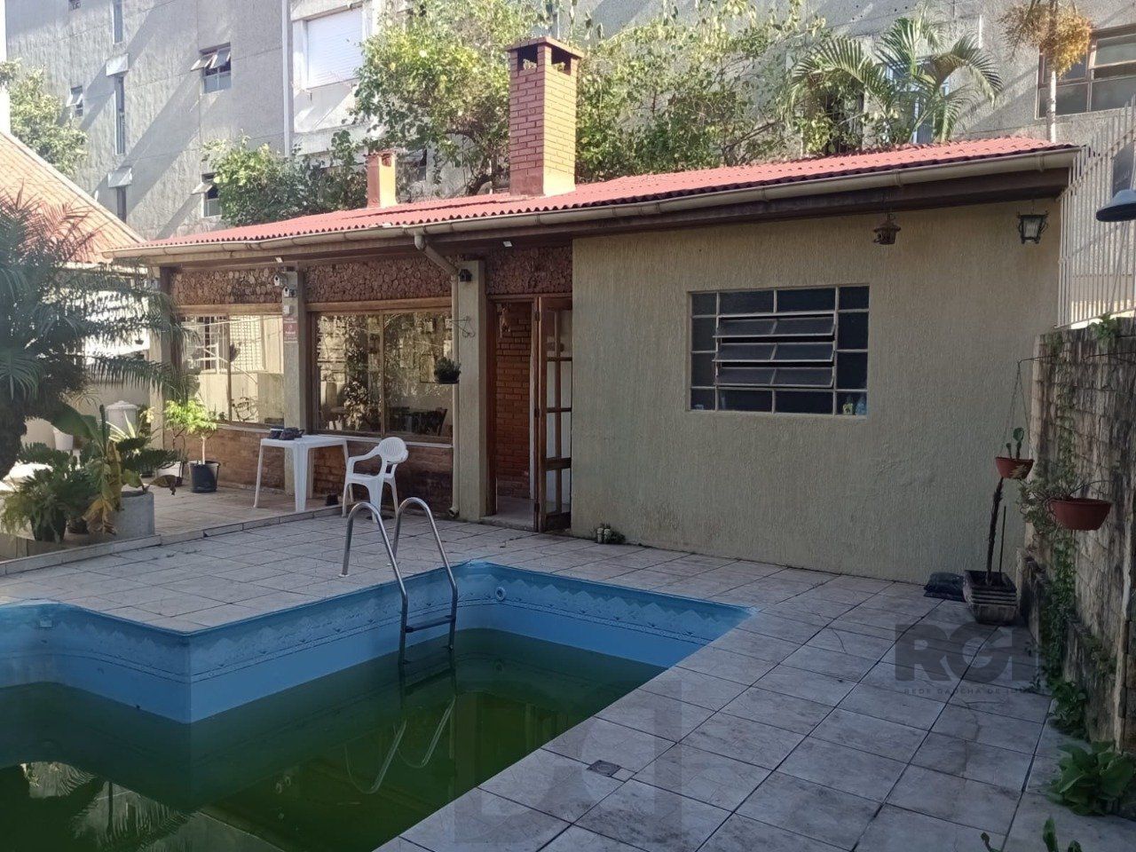 Piscina.jpg+2025-04-10