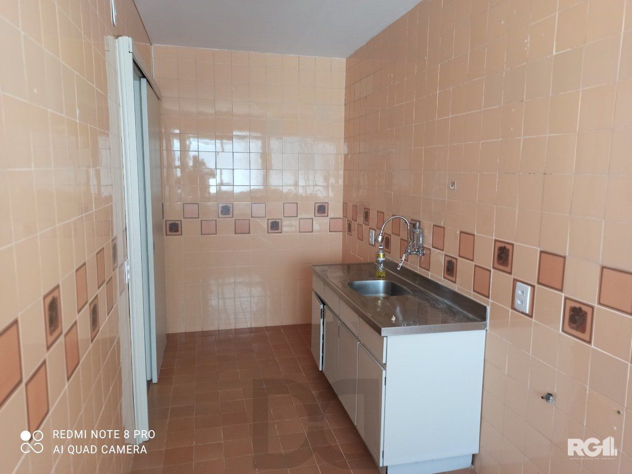 Apartamento de 2 dormitórios, banheiro social, sala, cozinha e área de serviço integrada. — foto 8