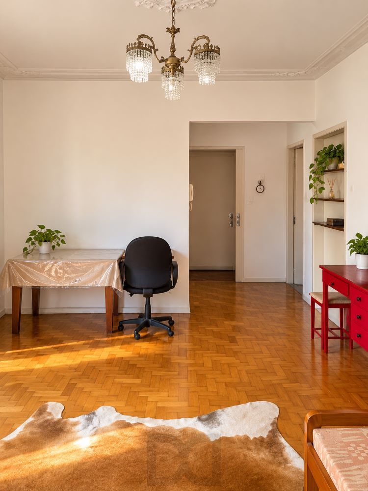 sala-ampla-piso-parquet-lustre-classico