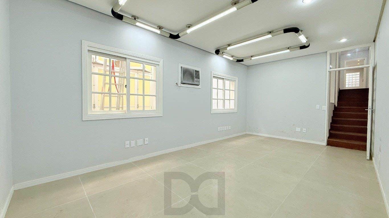 sala-ampla-iluminação-natural-bem ventilada