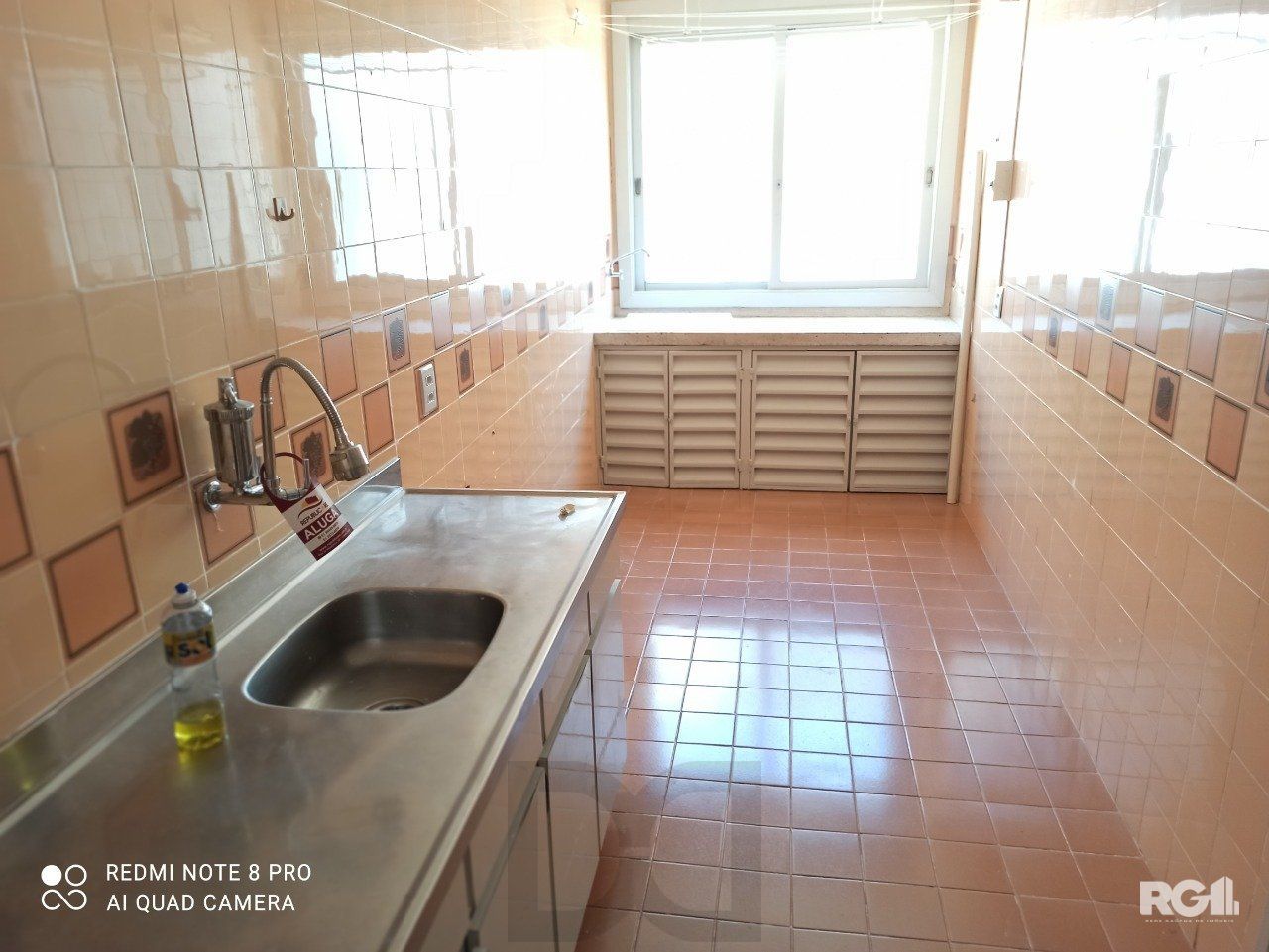 Apartamento de 2 dormitórios, banheiro social, sala, cozinha e área de serviço integrada. — foto 9