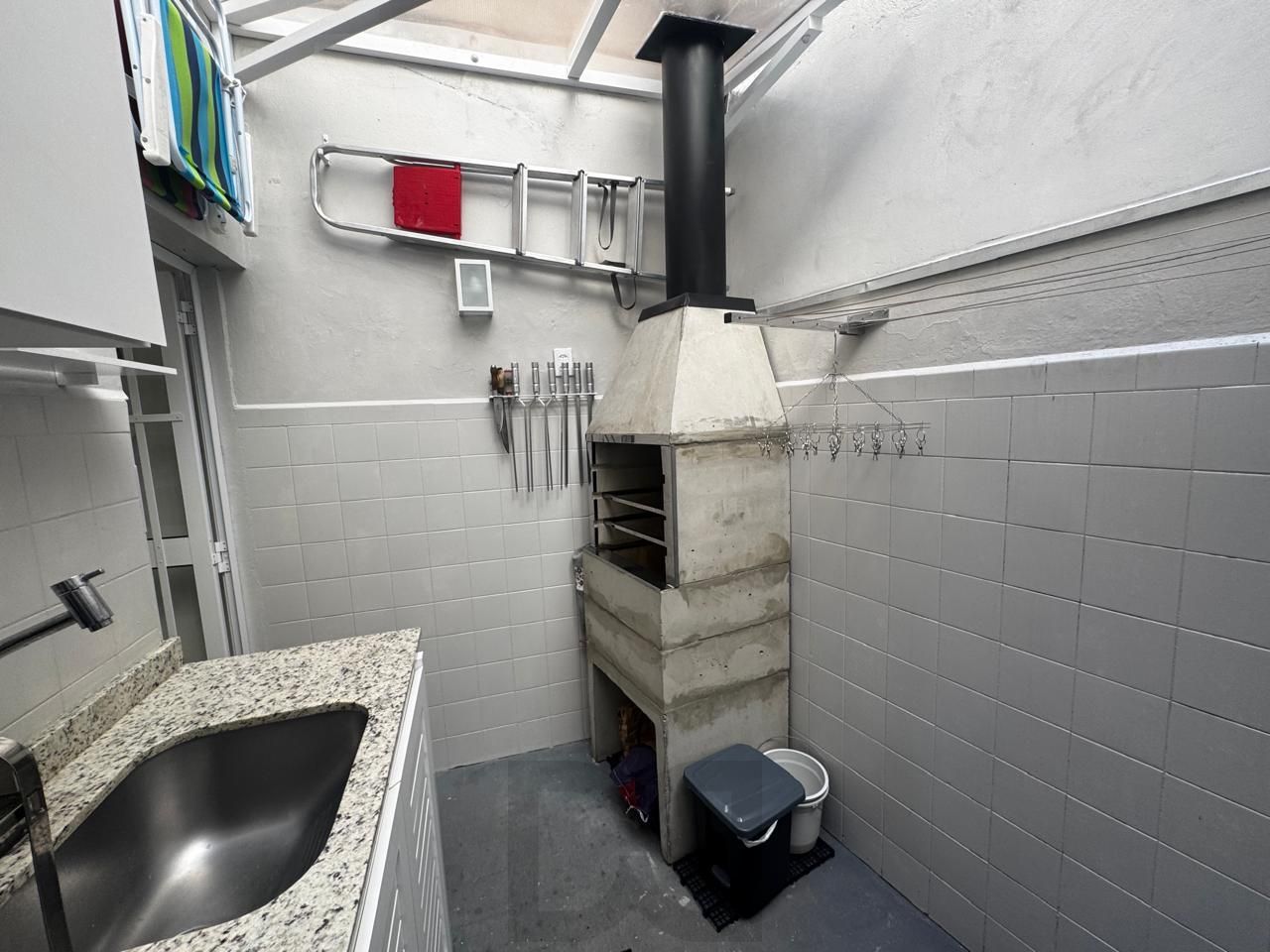 Apartamento de 2 Dormitórios totalmente reformado com churrasqueira — foto 9